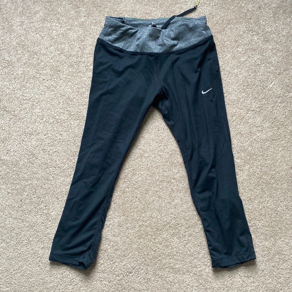 Nike Dry-Fit cropped leggings - size small in black